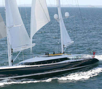 Sailing yacht Q under sail