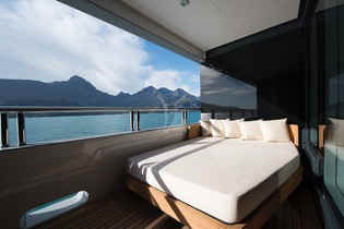 Yacht Cloudbreak outdoor lounge