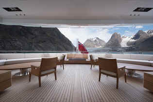 Yacht Cloudbreak scenic deck