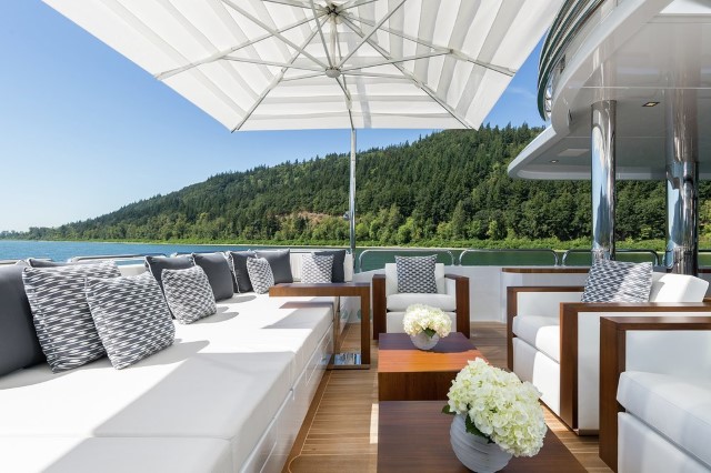 Yacht Chasseur outdoor living