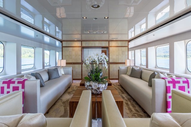 Yacht Chasseur interior
