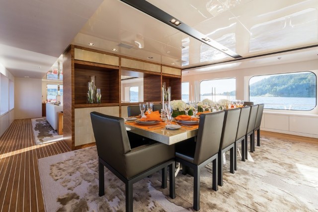 Yacht Chasseur dining room
