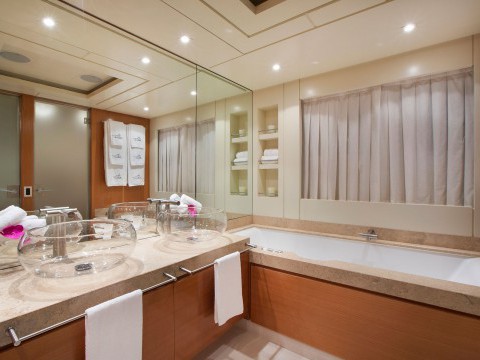 Yacht Rola bathroom