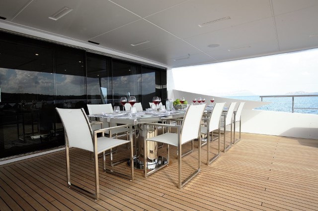 Yacht Willow outdoor dining